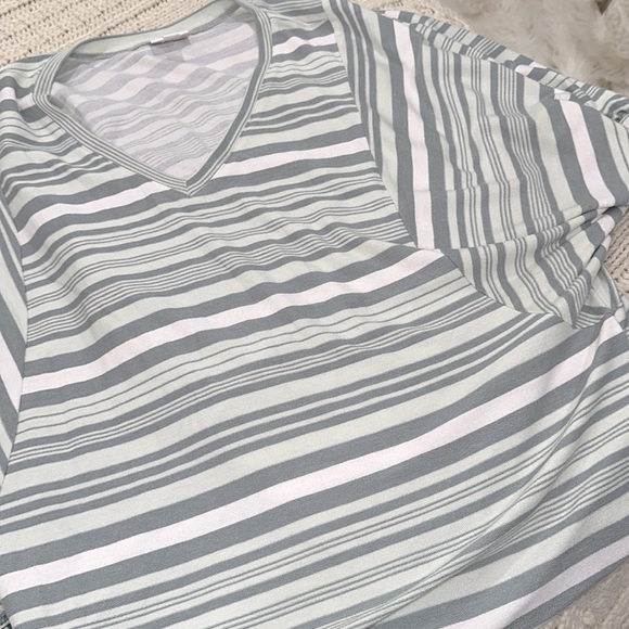 LuLaRoe Green and White Striped Dolman Sleeve Blouse size medium oversized - Picture 6 of 6